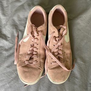[nike] pink vintage sneakers size 9.5